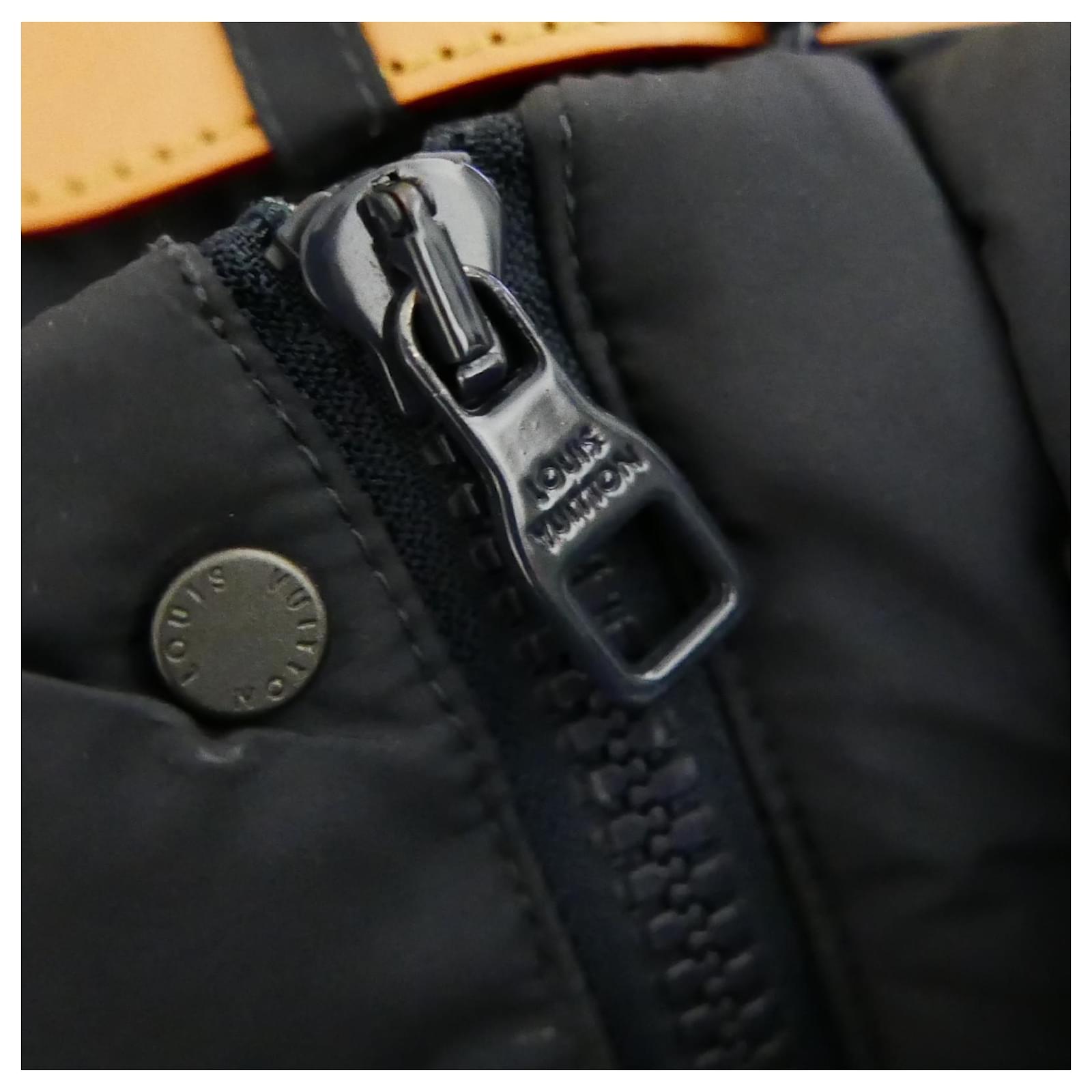 Louis Vuitton SS19 Piumino con cappuccio e finiture in pelle Blu navy  Poliestere ref.689589 - Joli Closet