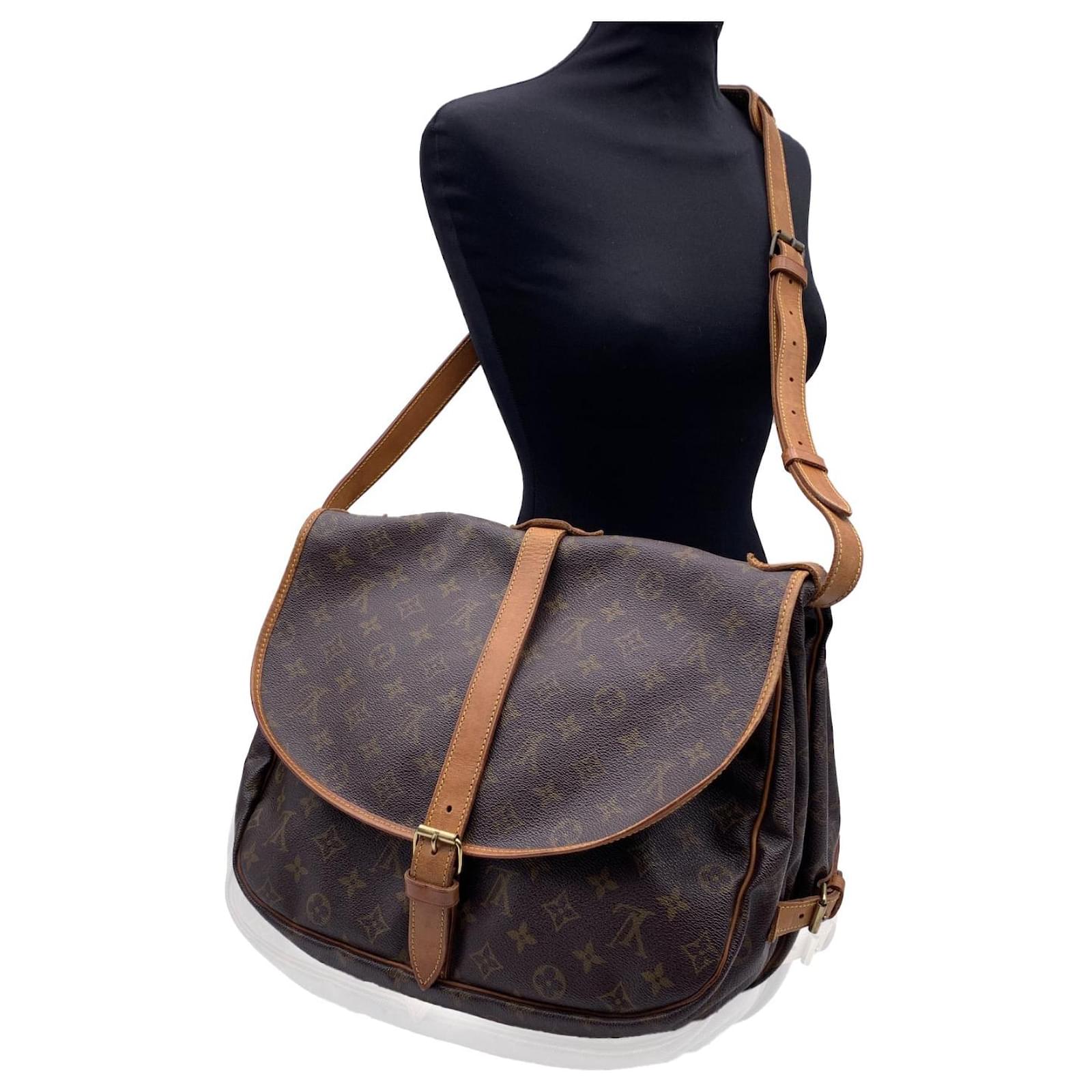 Louis Vuitton Vintage Monogram Canvas Saumur 35 Messenger bag Brown Cloth  ref.689662 - Joli Closet