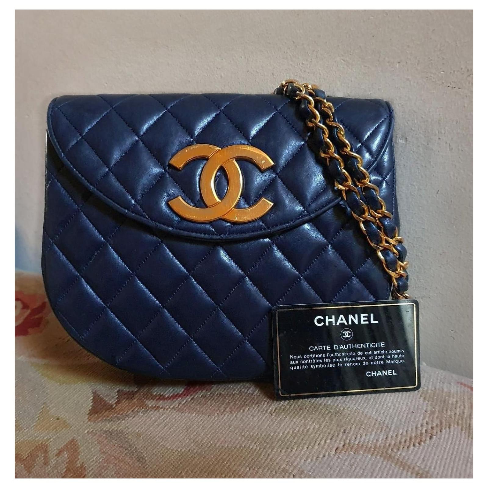 Chanel Cross-body Bag Navy blue Leather ref.690462 - Joli Closet