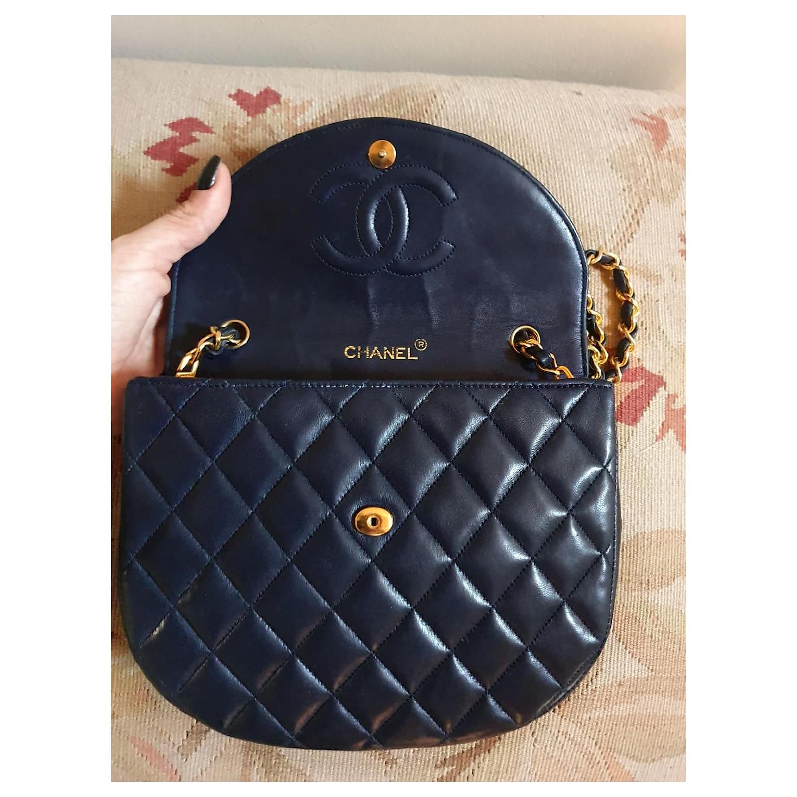 Chanel Cross-body Bag Navy blue Leather ref.690462 - Joli Closet