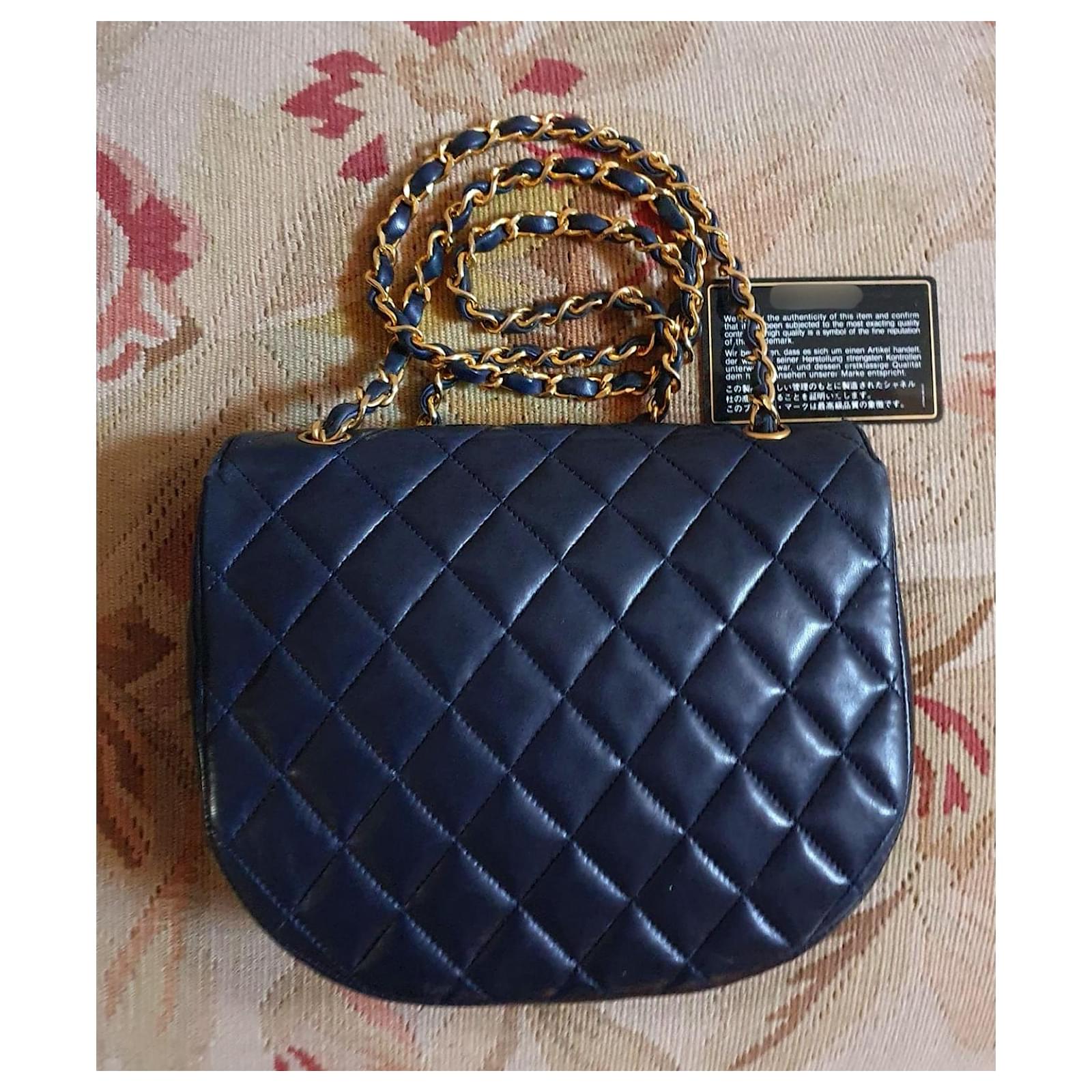 Chanel Cross-body Bag Navy blue Leather ref.690462 - Joli Closet
