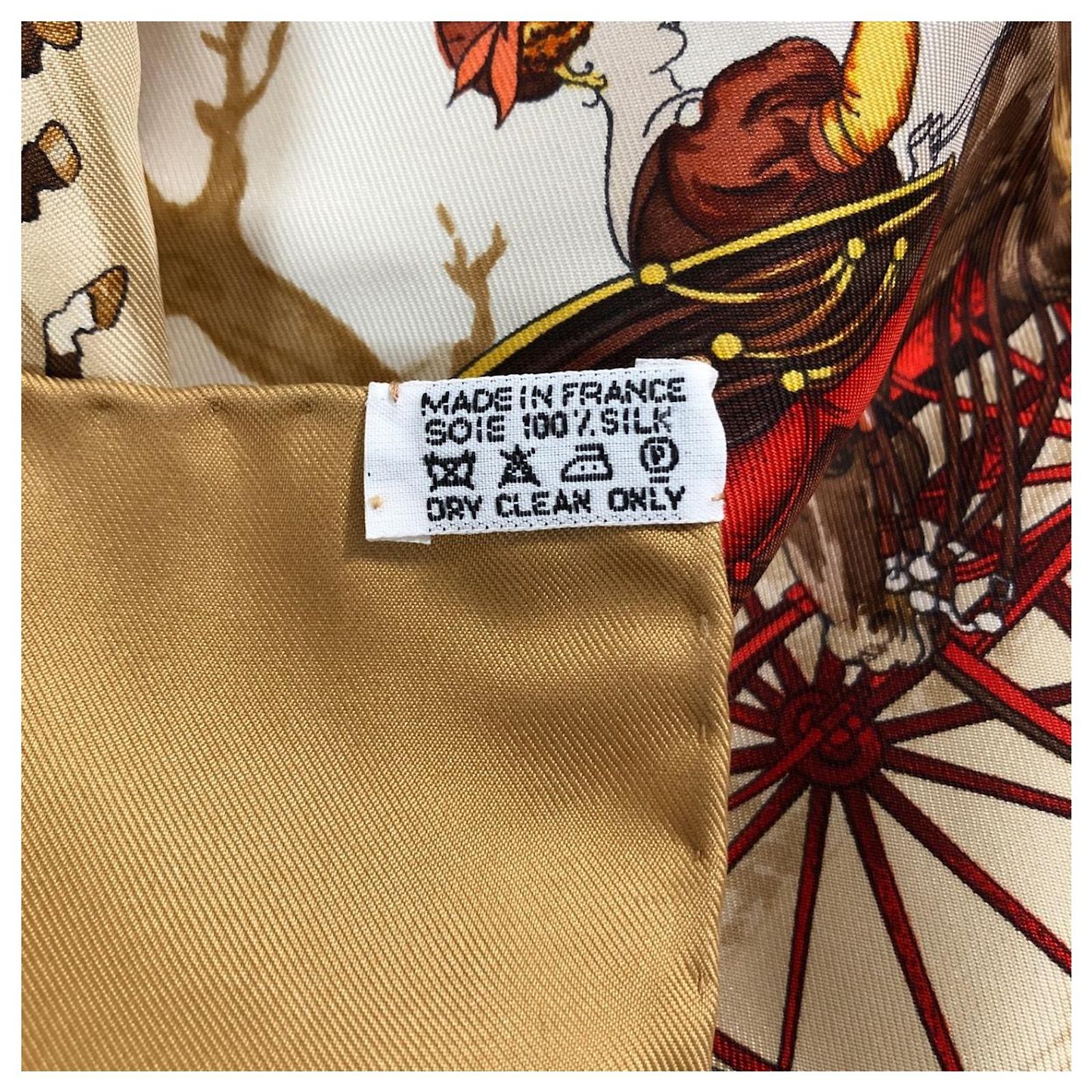 Foulard Carré HERMÈS 90 « LES TAMBOURS » En Soie 100% - Rouge, Or, Multicolore - Occasion Bon état