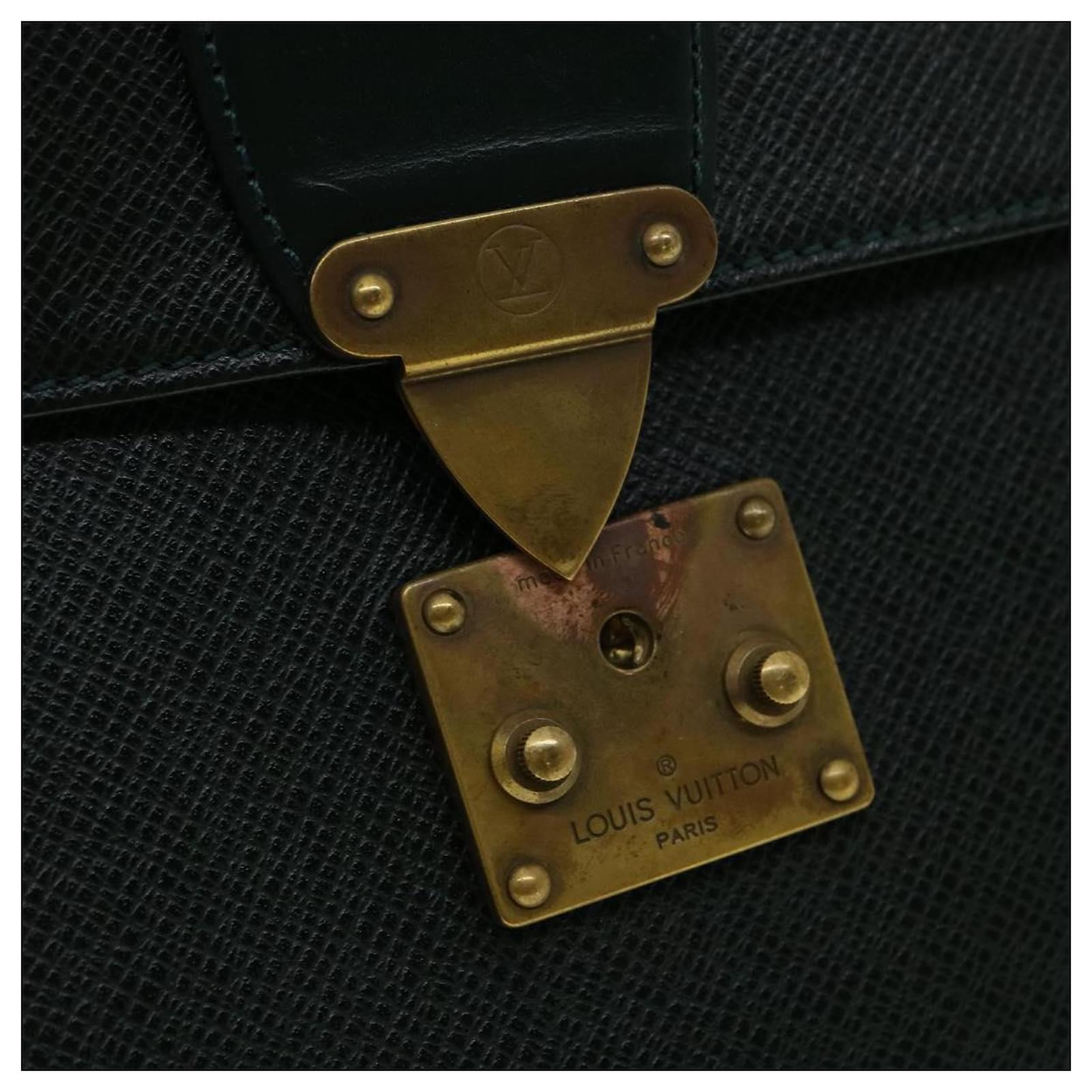 LOUIS VUITTON Taiga Baikal Clutch Bag Epicea M30184 LV Auth 45000 Leather  ref.964118 - Joli Closet