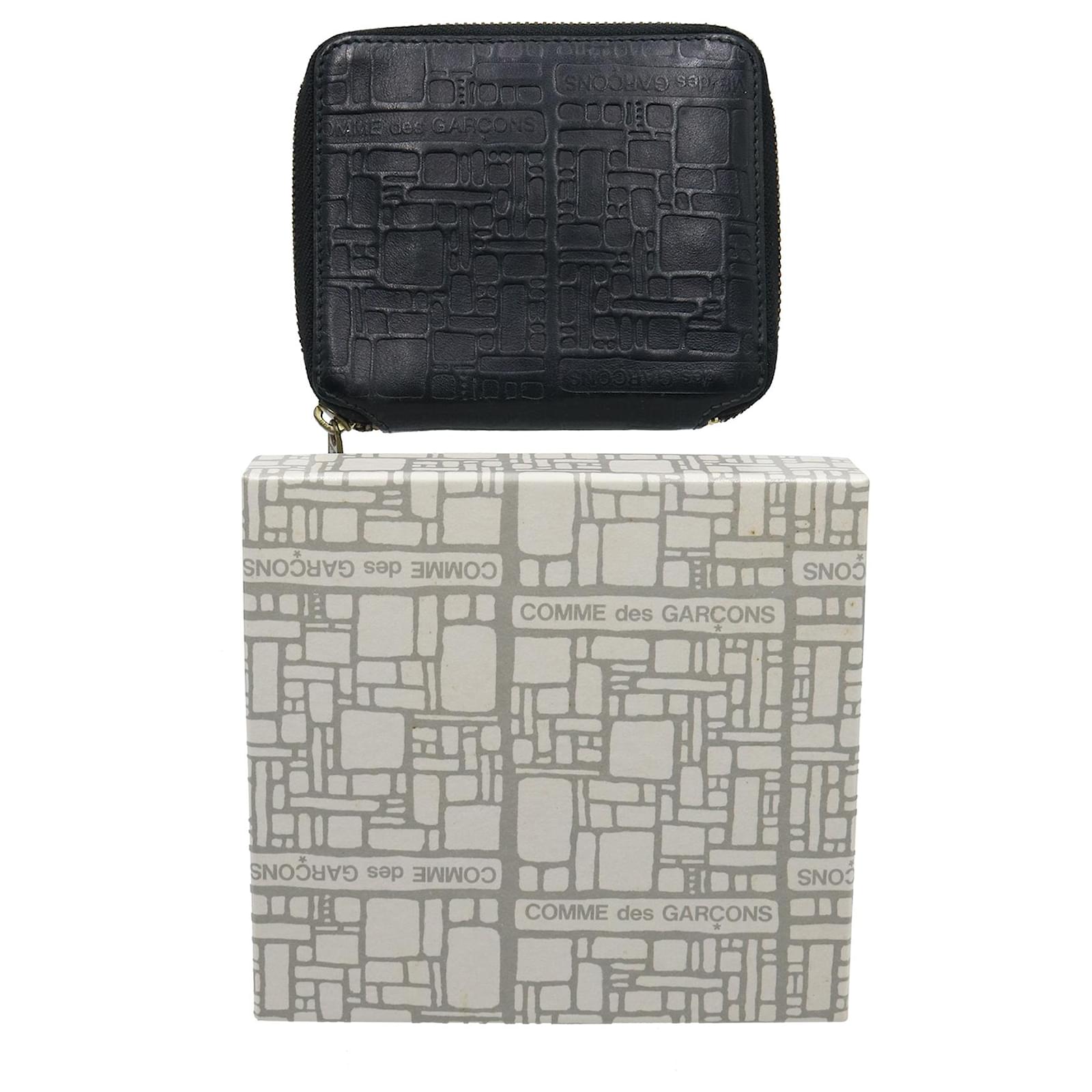 Comme Des Garcons Comme Des Garçons Logo Embossed Wallet in Black