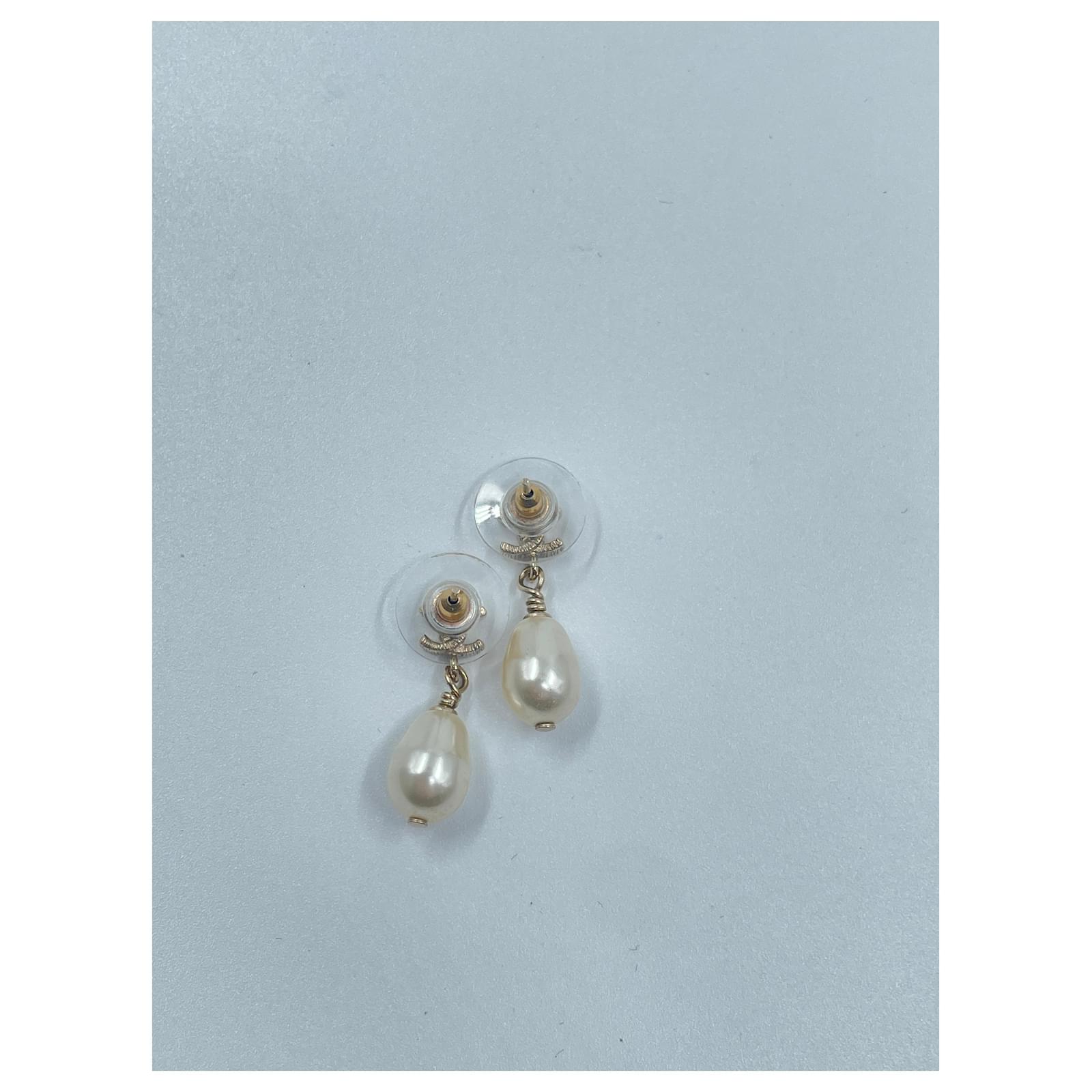 Gold-Toned Chanel Dangling Pearl CC Earrings Golden Metal ref.710908 - Joli  Closet