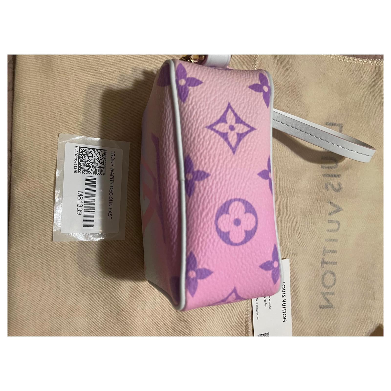 Louis Vuitton Monogram Giant Spring In The City Wapity Case - Pink