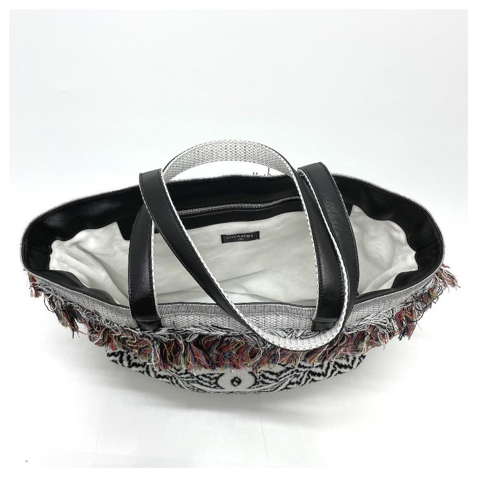 Chanel CC here mark beach bag fringe/shoulder tote bag Black Silvery White  Leather ref.712497 - Joli Closet