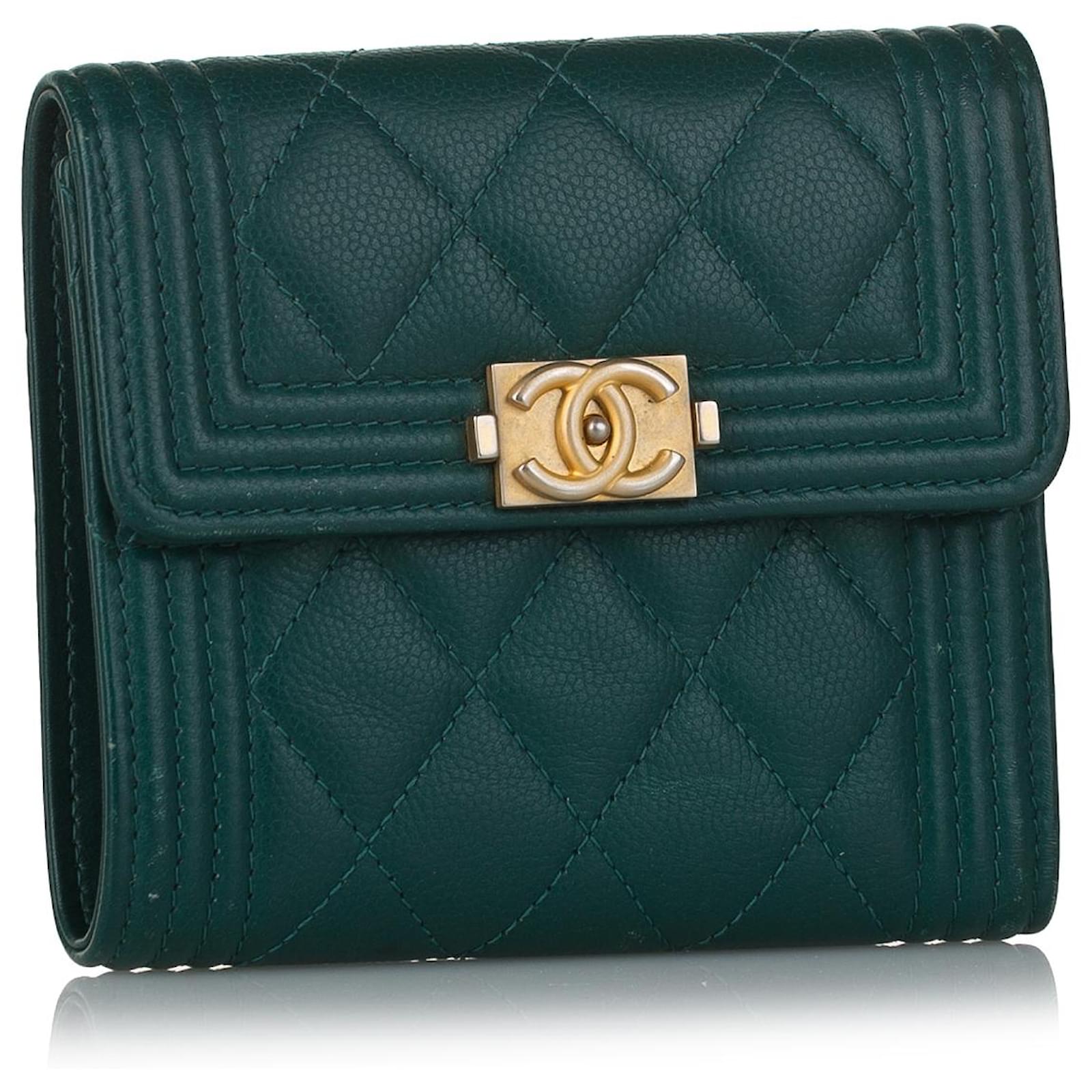 Chanel Green Boy Flap Compact Wallet Leather ref.712640 - Joli Closet
