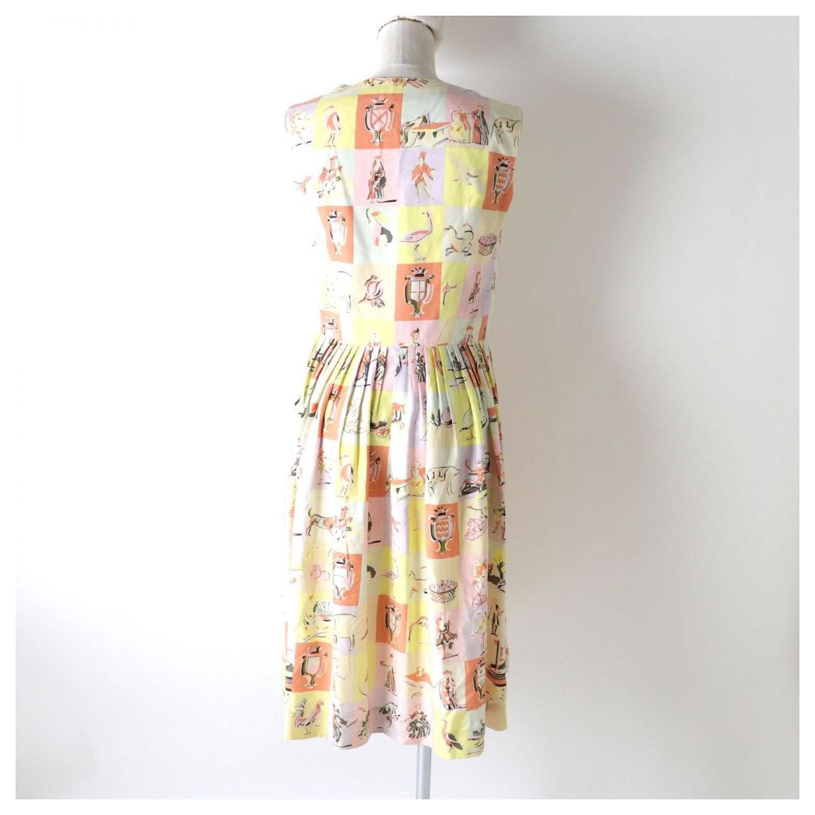 Robe à Fleurs, Taille Haute Boutonnée Sur Le Devant, Ourlet à Volants Robe à Fleurs, Taille Haute Boutonnée Sur Le Devant, Ourlet à Volants