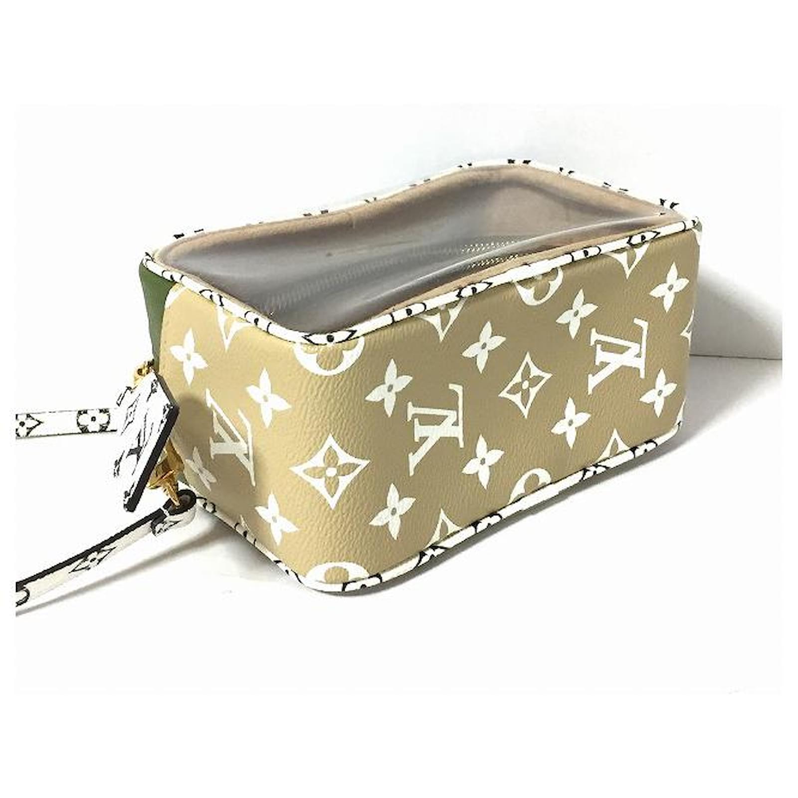 Louis Vuitton Beach Pouch Khaki Leather ref.715624 - Joli Closet