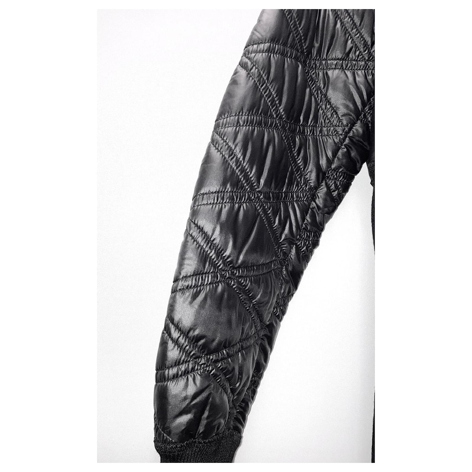 Louis Vuitton Fall 2017 Ribbed Waist Puffer Jacket Black Polyamide  ref.720597 - Joli Closet
