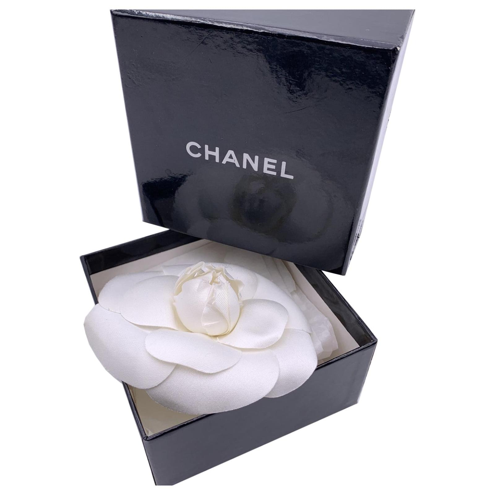 Broche Chanel Camélia Vintage