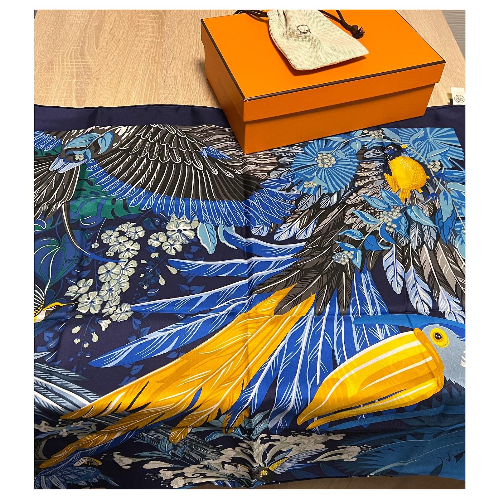 Carré Hermès 140 'Carnaval Des Oiseaux' En Soie 100%, Châle Bleu Multicolore - Occasion Avec étiquette