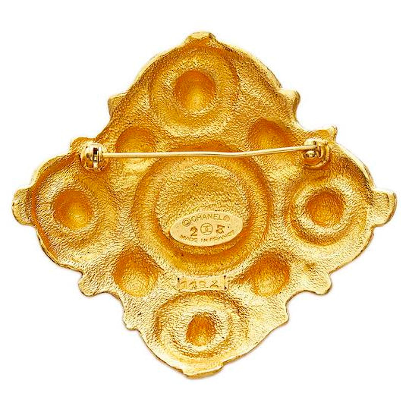 Chanel Broche en fausse perle Métal Doré ref.733994 - Joli Closet