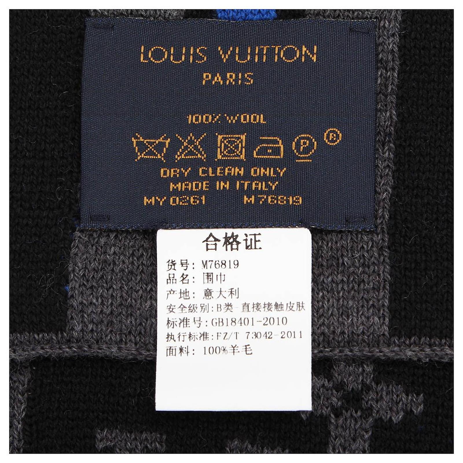 LOUIS VUITTON Echarpe en laine grise et noire avec écus…