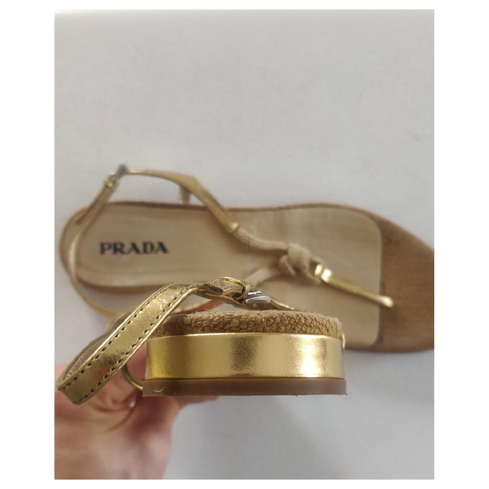Prada Gold Flat Sandals with Wicker Beige Golden ref.743547 - Joli Closet