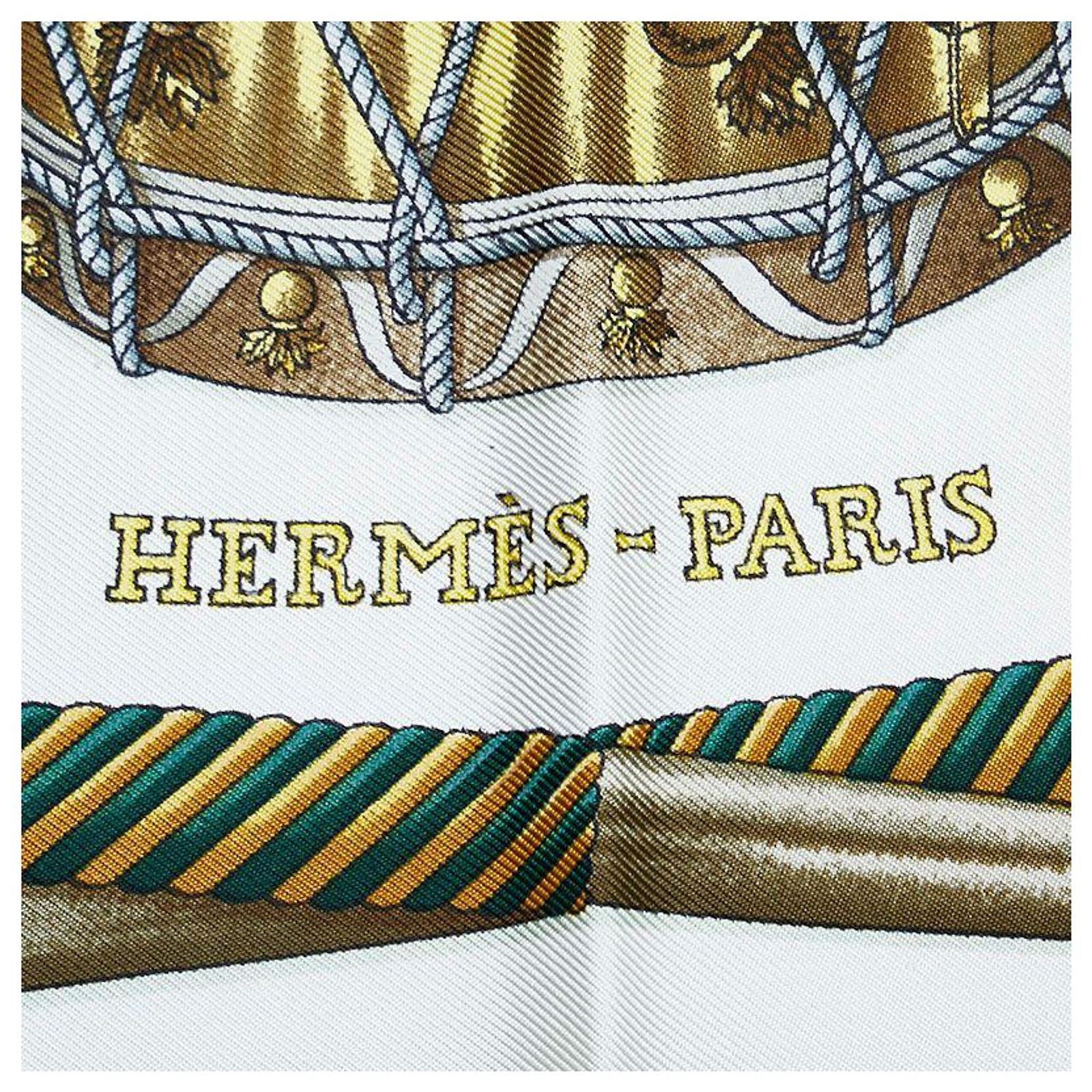 Carré Hermès 'Les Tambours' En Soie 100% - Rouge - Occasion Avec Quelques Micro-taches
