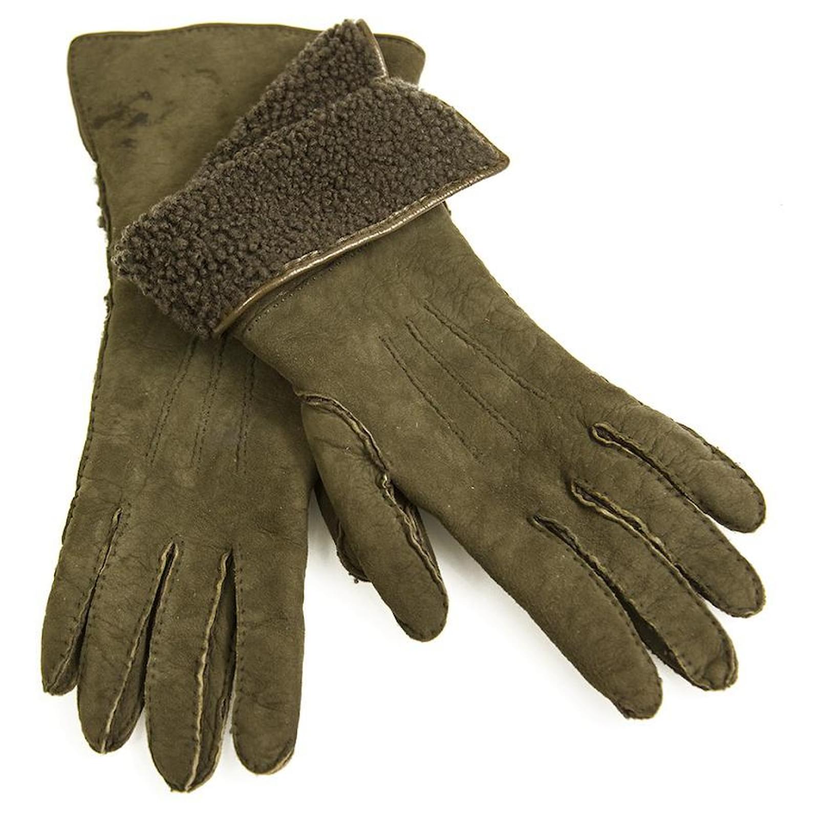 Chanel khaki green suede leather and lambskin fur gloves with CC button  size 7  - Joli Closet
