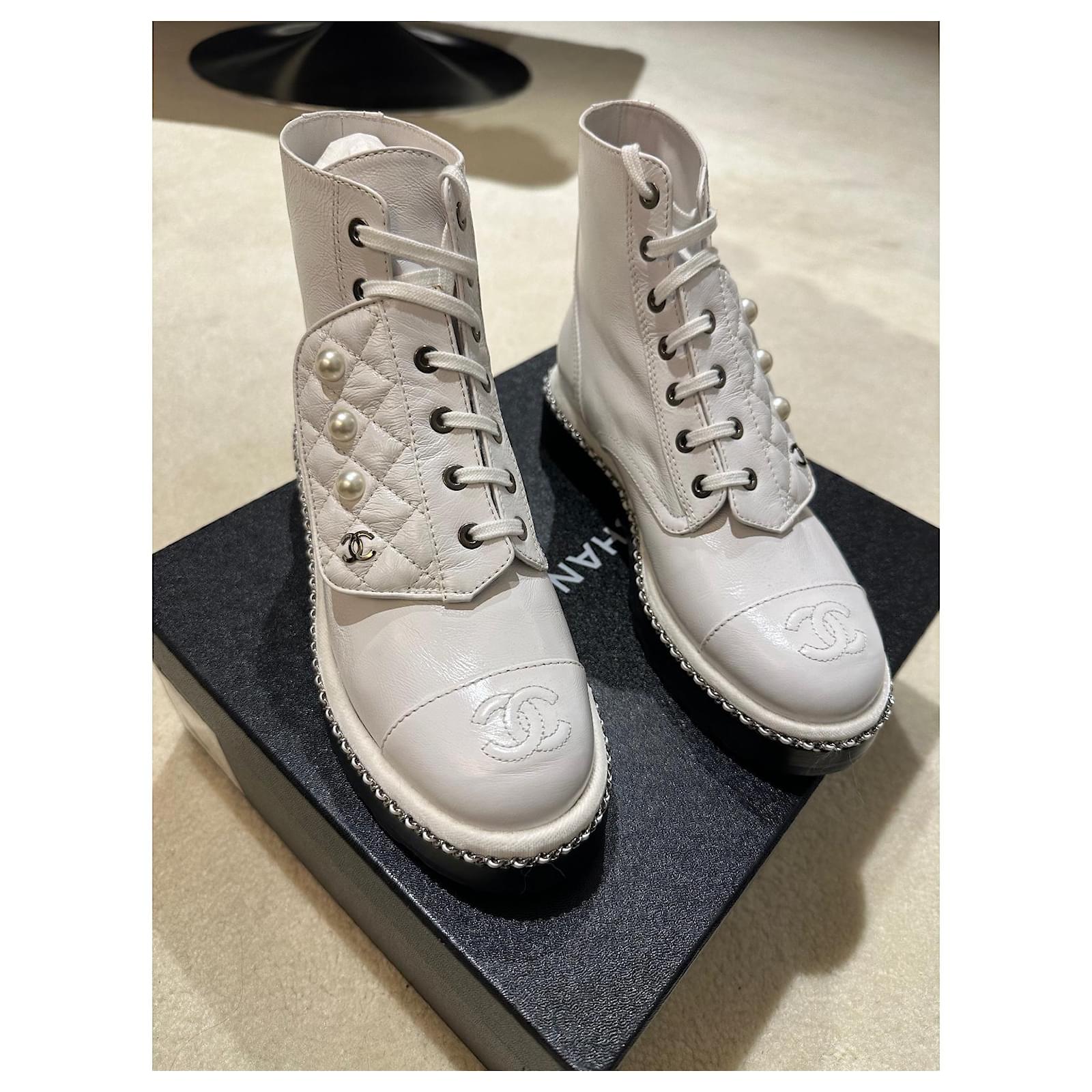 Chanel pearl combat boots White Leather ref.760151 - Joli Closet