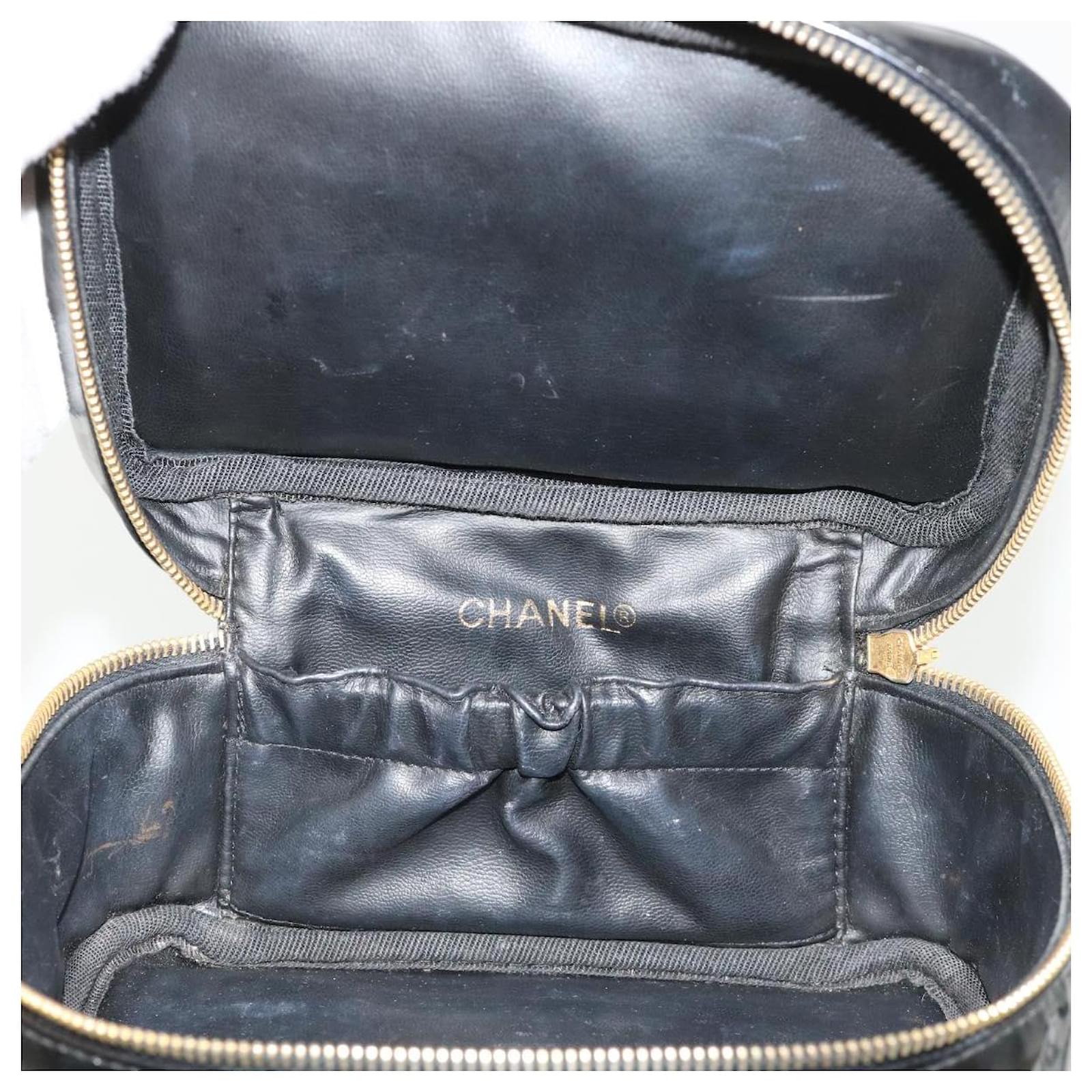 CHANEL Vanity Cosmetic Pouch patent Black CC Auth 34355 Patent leather  ref.768071 - Joli Closet
