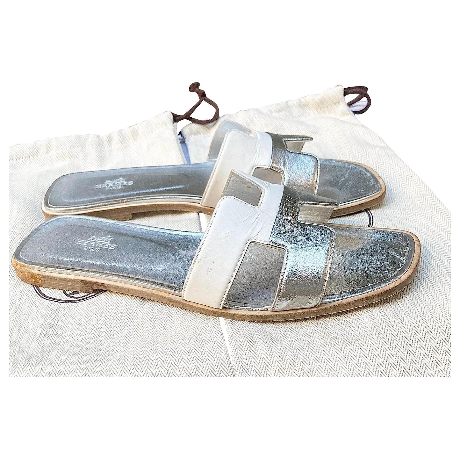 Superbes sandales Hermès Oran cuir argenté et blanc ref.780554 Joli Closet
