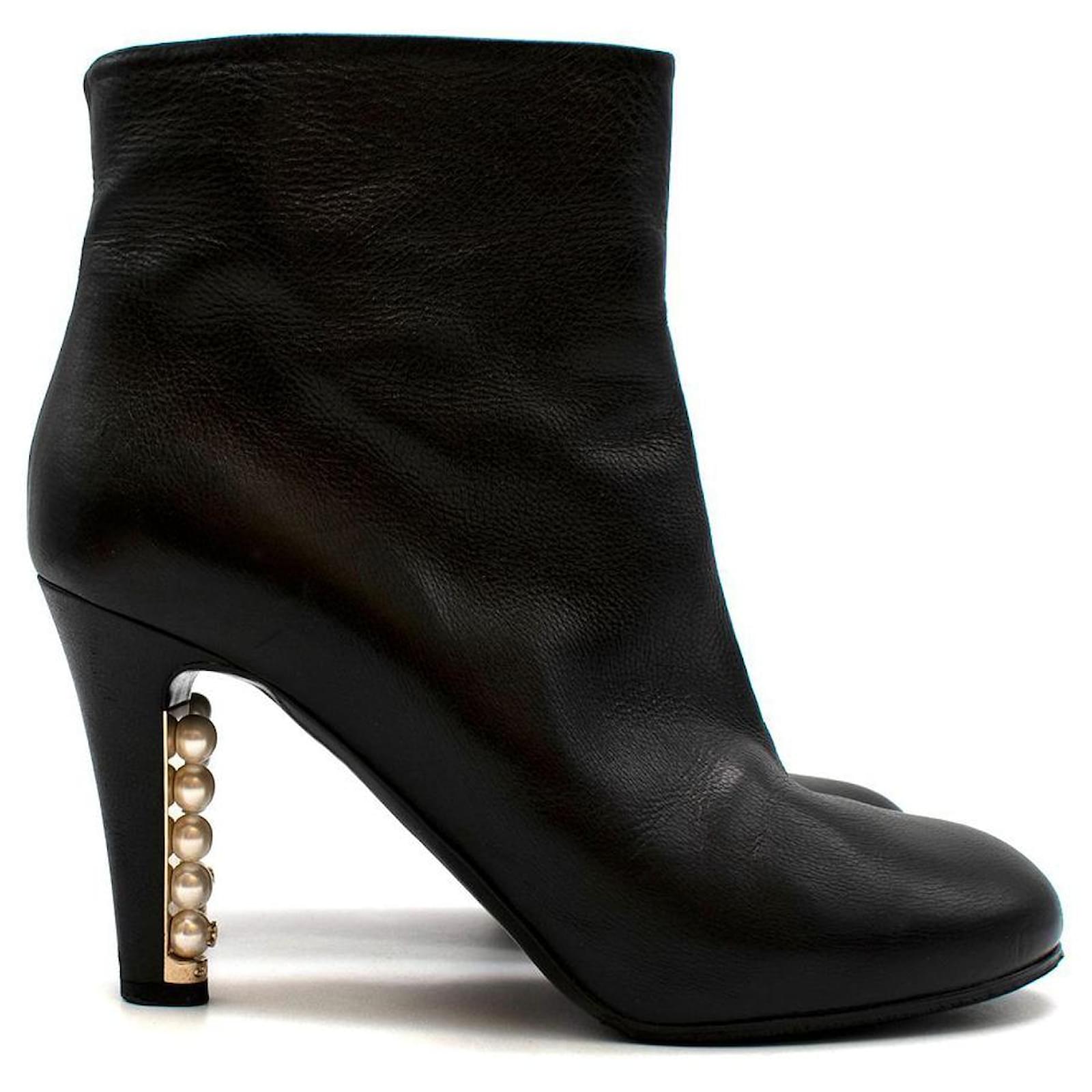 CHANEL ブーツ Chanel Black Leather Pearl Heel Ankle Boots ref.785767