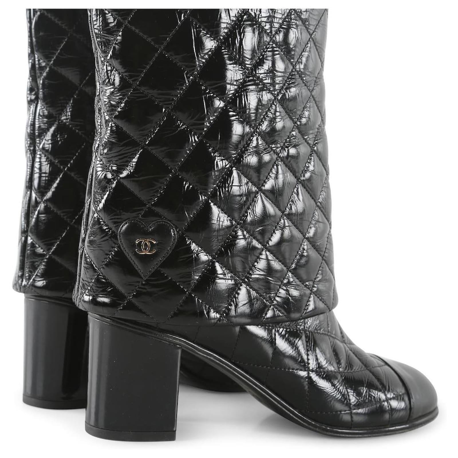 Chanel Black Quilted Patent Leather Interlocking CC Logo Boots ref.786791 -  Joli Closet