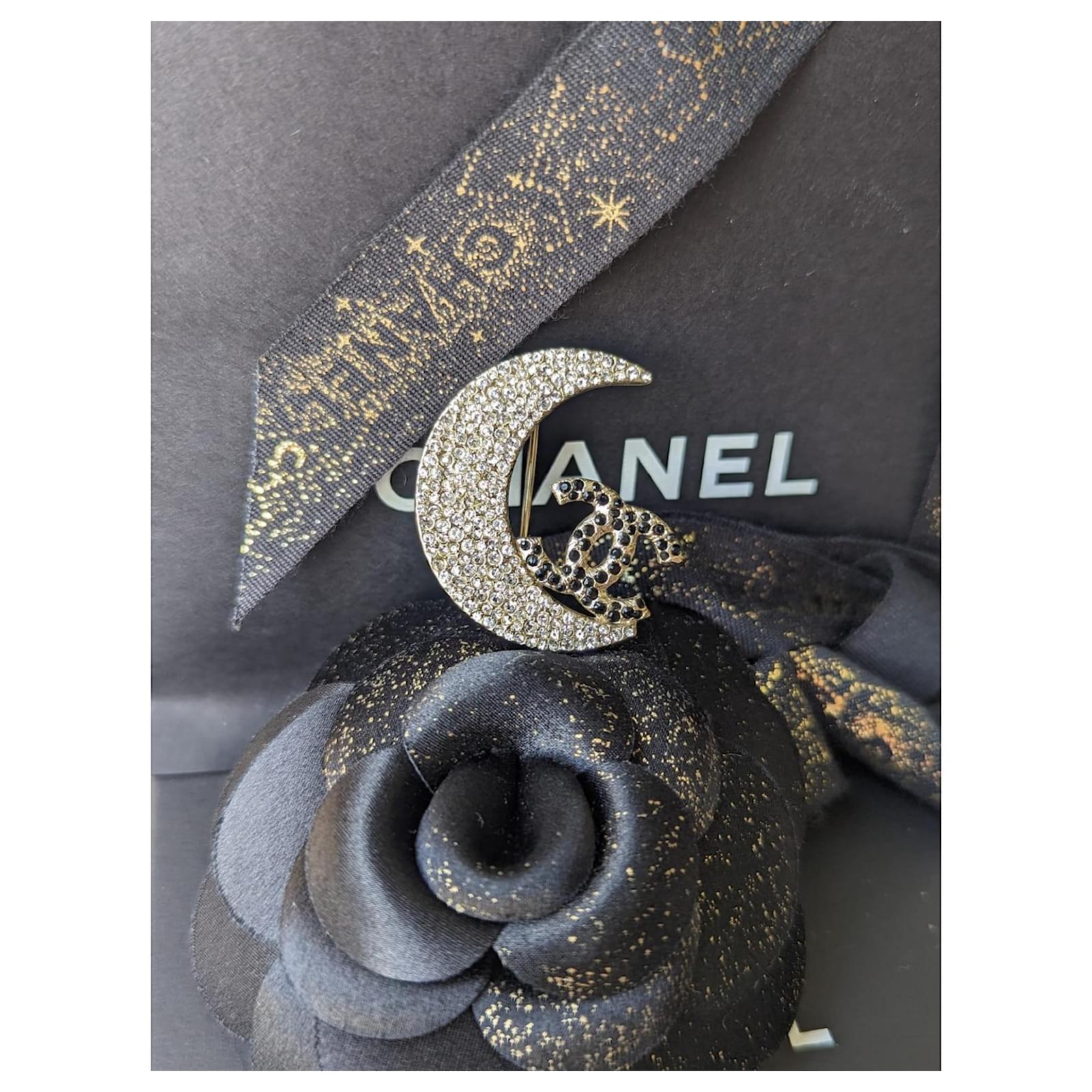 Chanel CC 08P Crescent Moon Crystal Logo GHW Brooch RARE Golden Metal  ref.791425 - Joli Closet