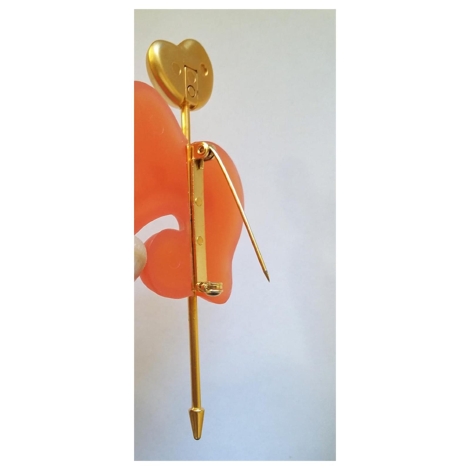 Broche épingle femme élégante chapeau résine métal 0526013