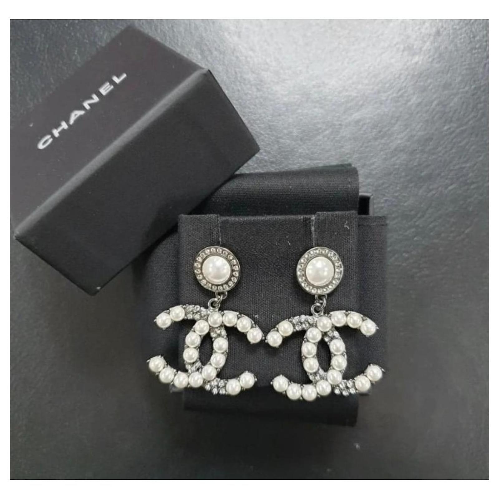 Chanel 21A Pearl & Silver Crystal CC Logo Dangle earrings Silvery Metal  ref.819799 - Joli Closet