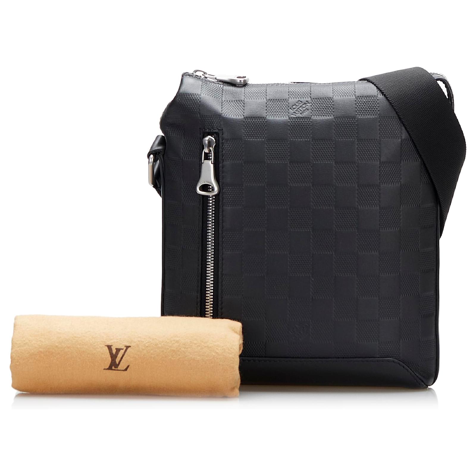Louis Vuitton Damier Infini Discovery Messenger BB Black
