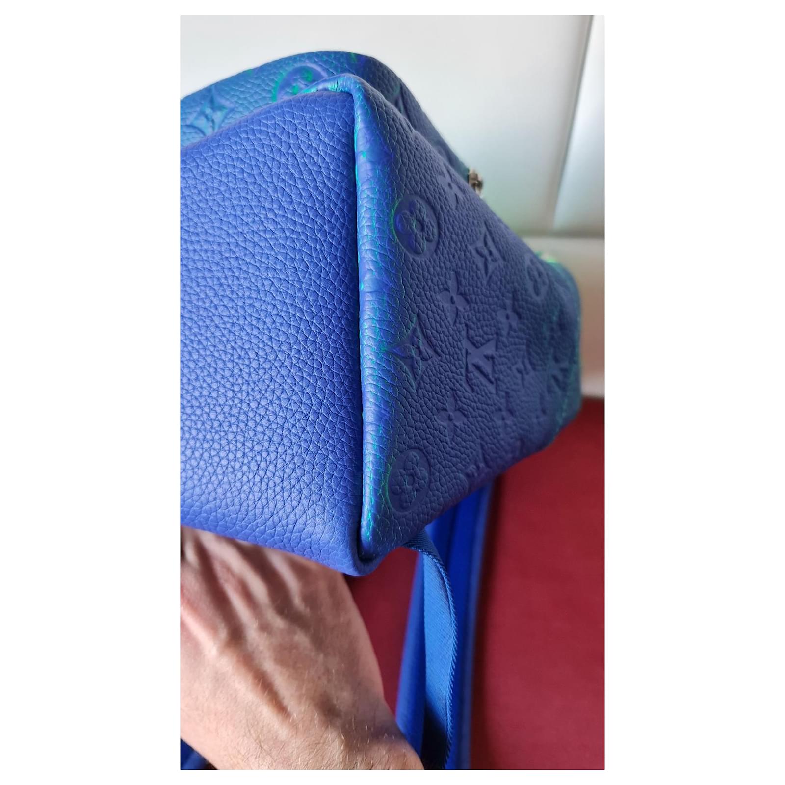 LOUIS VUITTON Taurillon Illusion Multipockets Backpack Bleu Vert 1292803