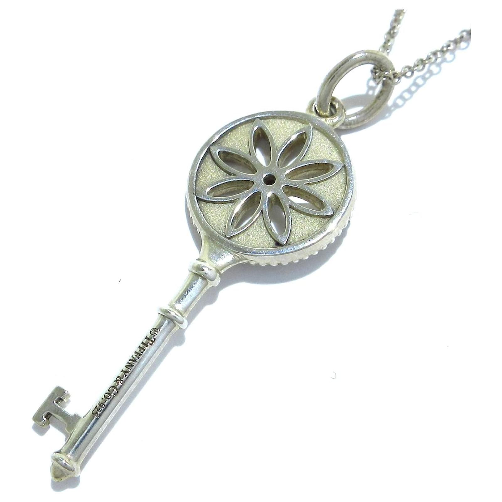 Collier Long Argenté Avec Pendentif Clé - Très Bon État