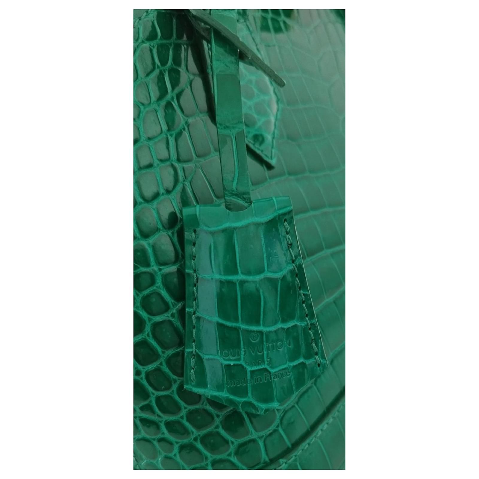 Louis Vuitton Alma BB in emerald green crocodile Exotic leather ref.847623  - Joli Closet