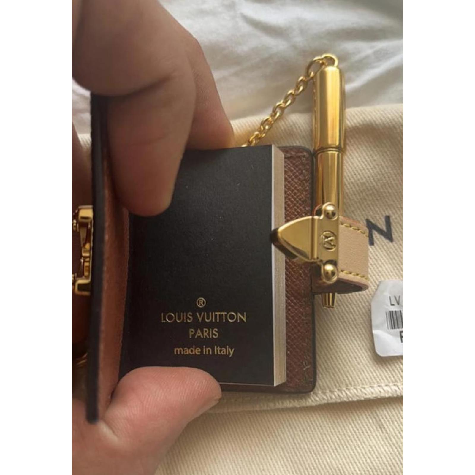 Louis Vuitton Lv book keychain Beige Leather ref.848917 - Joli Closet