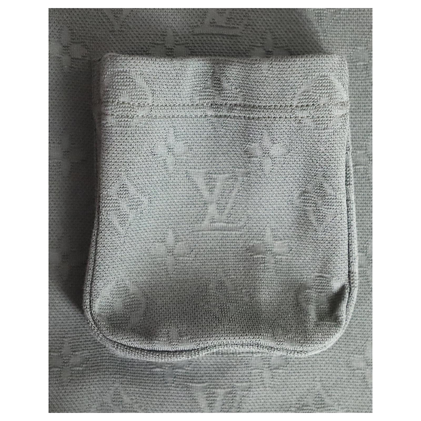Louis Vuitton Signature 3D Pocket Monogram T-Shirt BLACK. Size L0