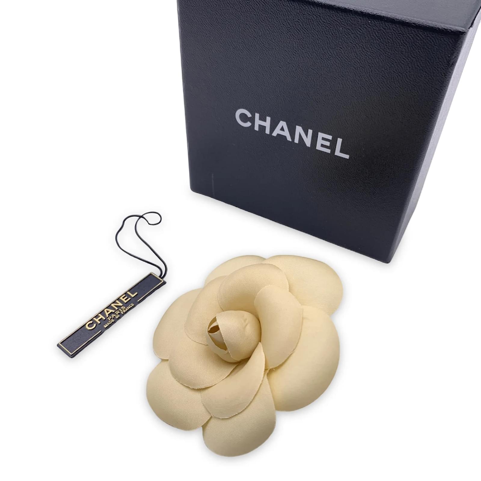 Chanel Broche Corsage Avec Fleur De Camélia En Cuir De Veau Noir En Vente Sur