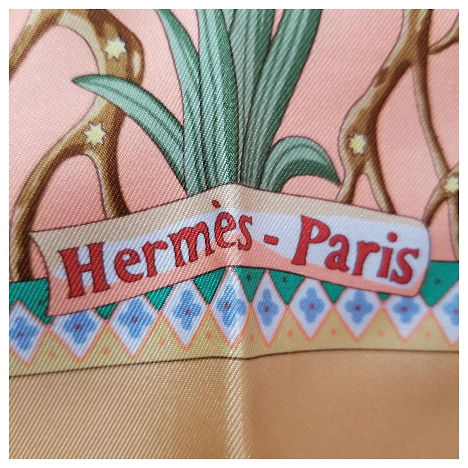 Carré Hermès "À La Gloire De Guillaume" Dubigeon - Soie Orange - Occasion Très Bon état
