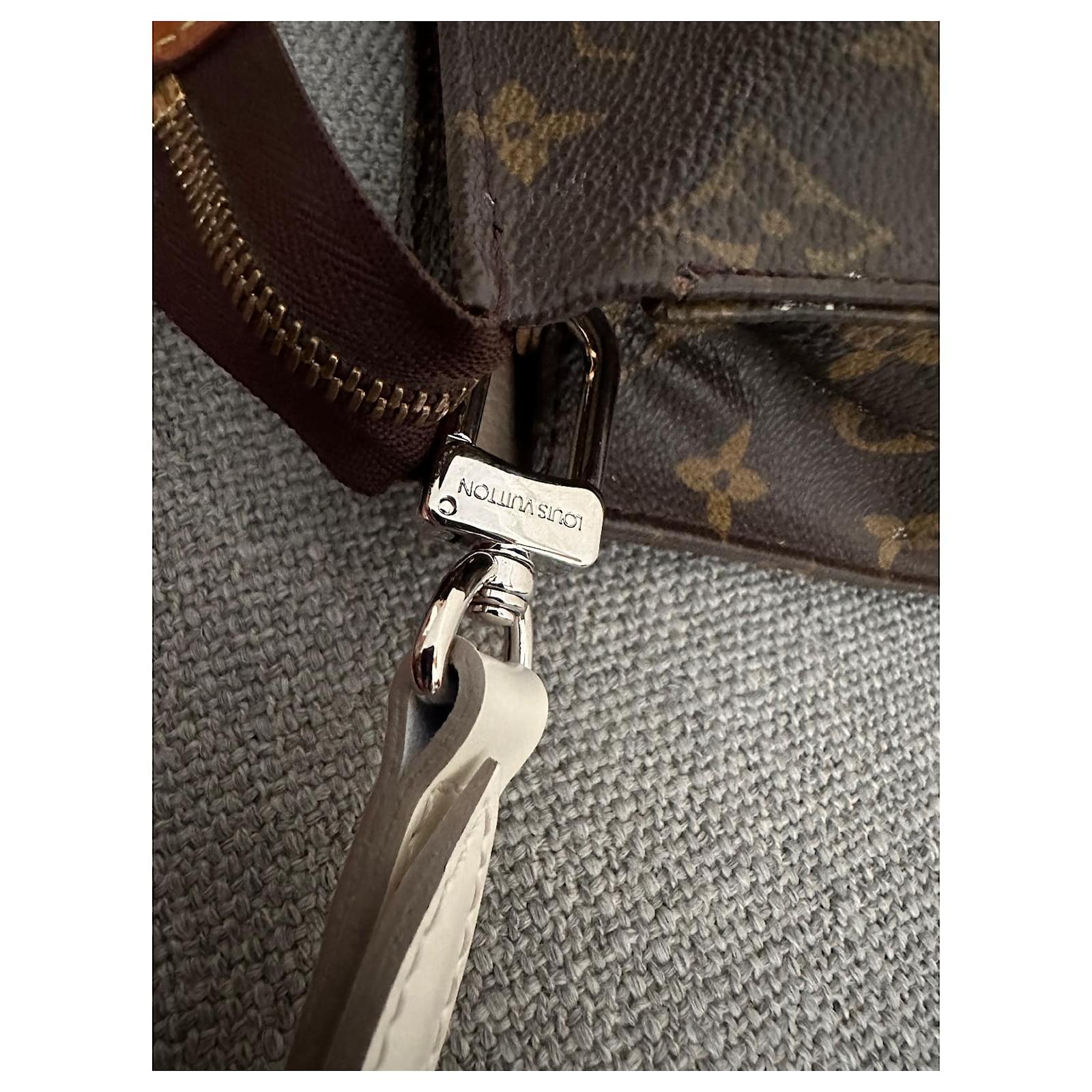 Incantevole trousse Louis Vuitton in tela monogram nera e pelle marrone
