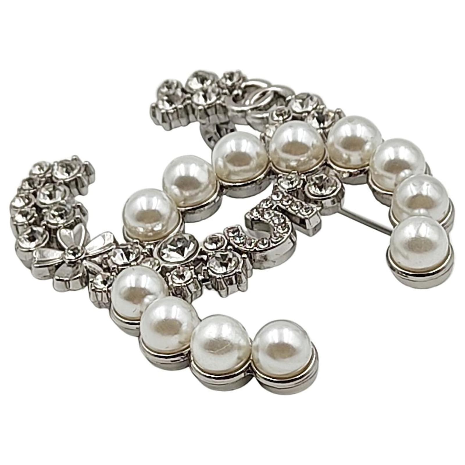 Chanel N.5 brooch in metal and pearl Silvery ref.916471 - Joli Closet