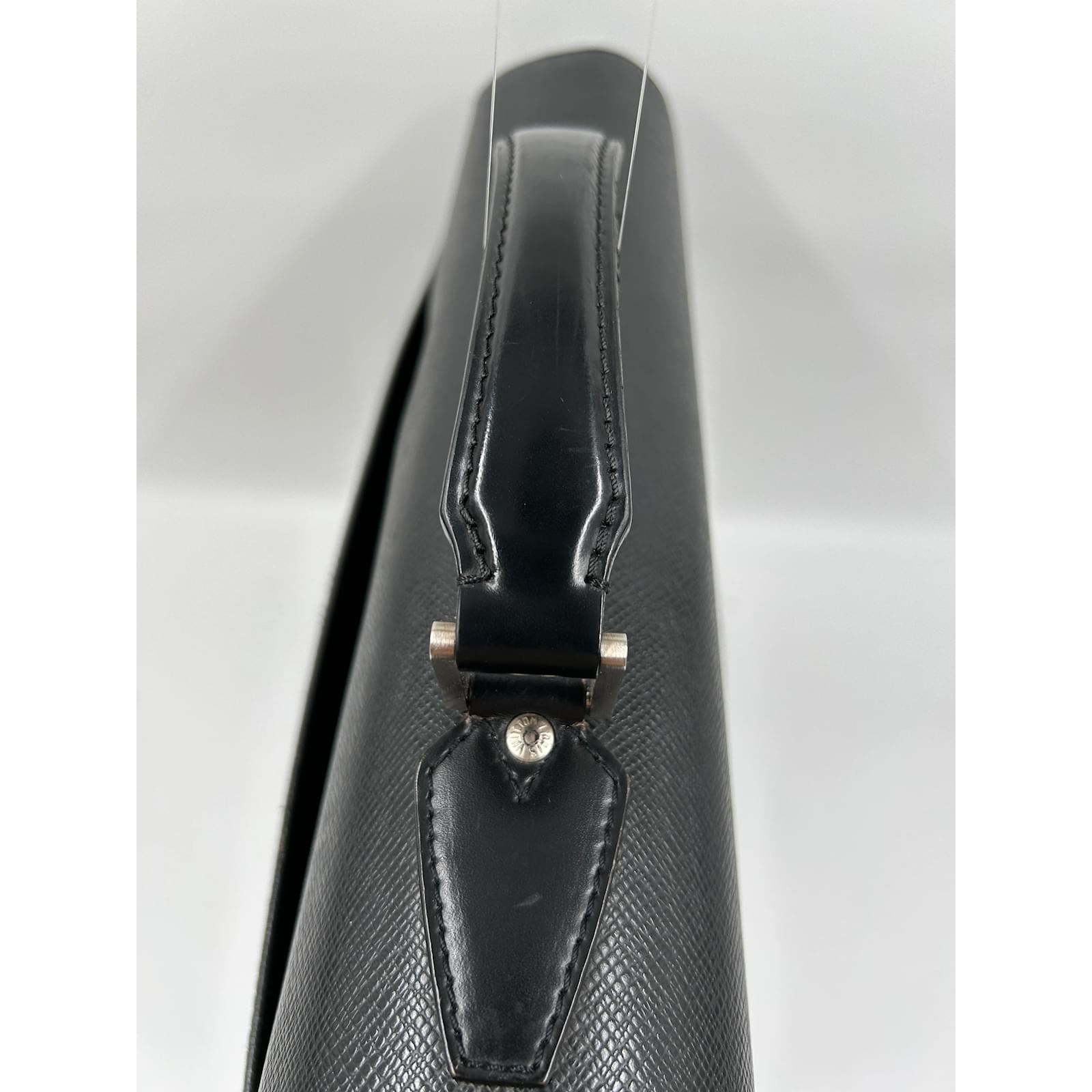 Black Epi Leather Louis Vuitton Serviette Ambassadeur ref.926328