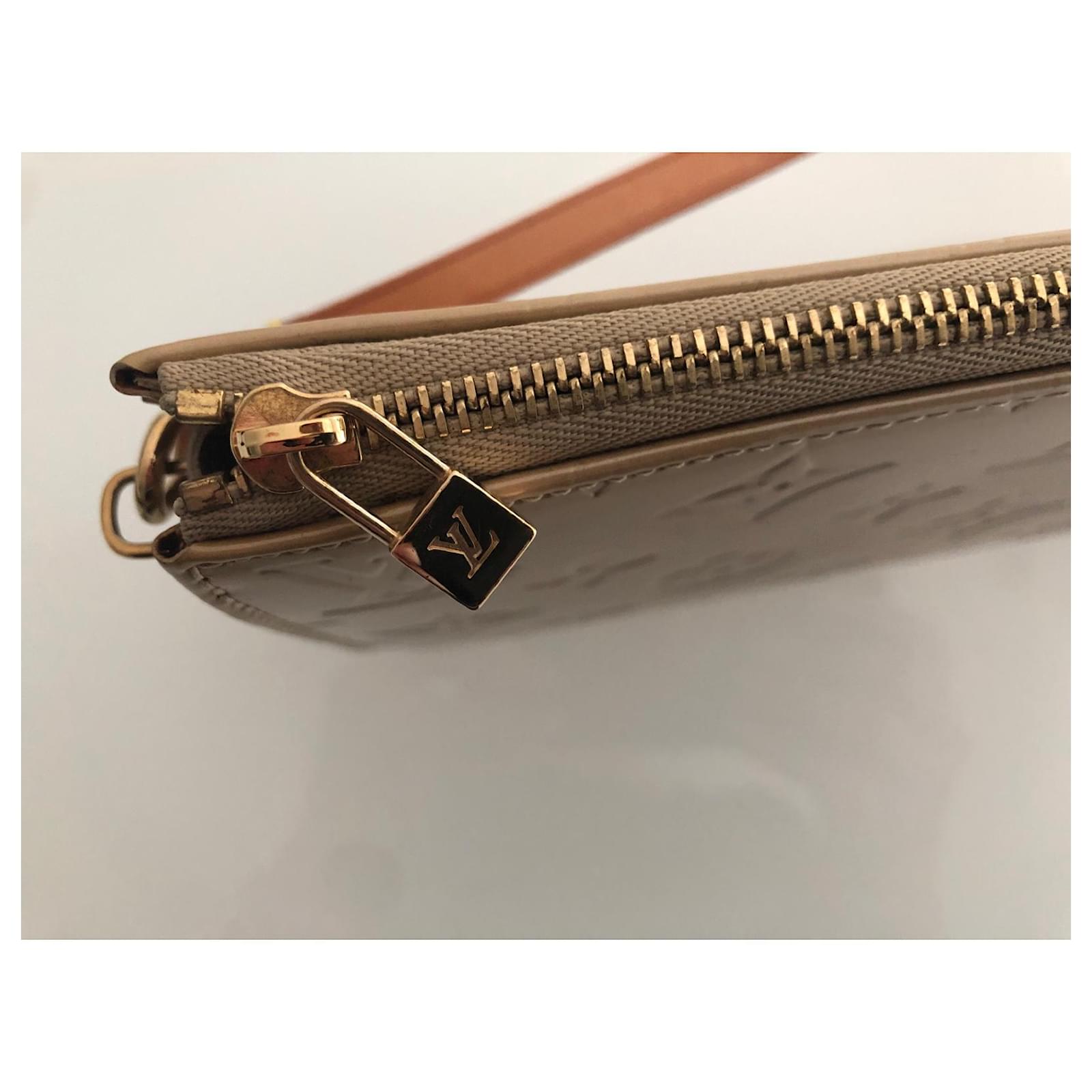 Pre-owned Louis Vuitton Roxbury Beige Patent Leather Handbag ()