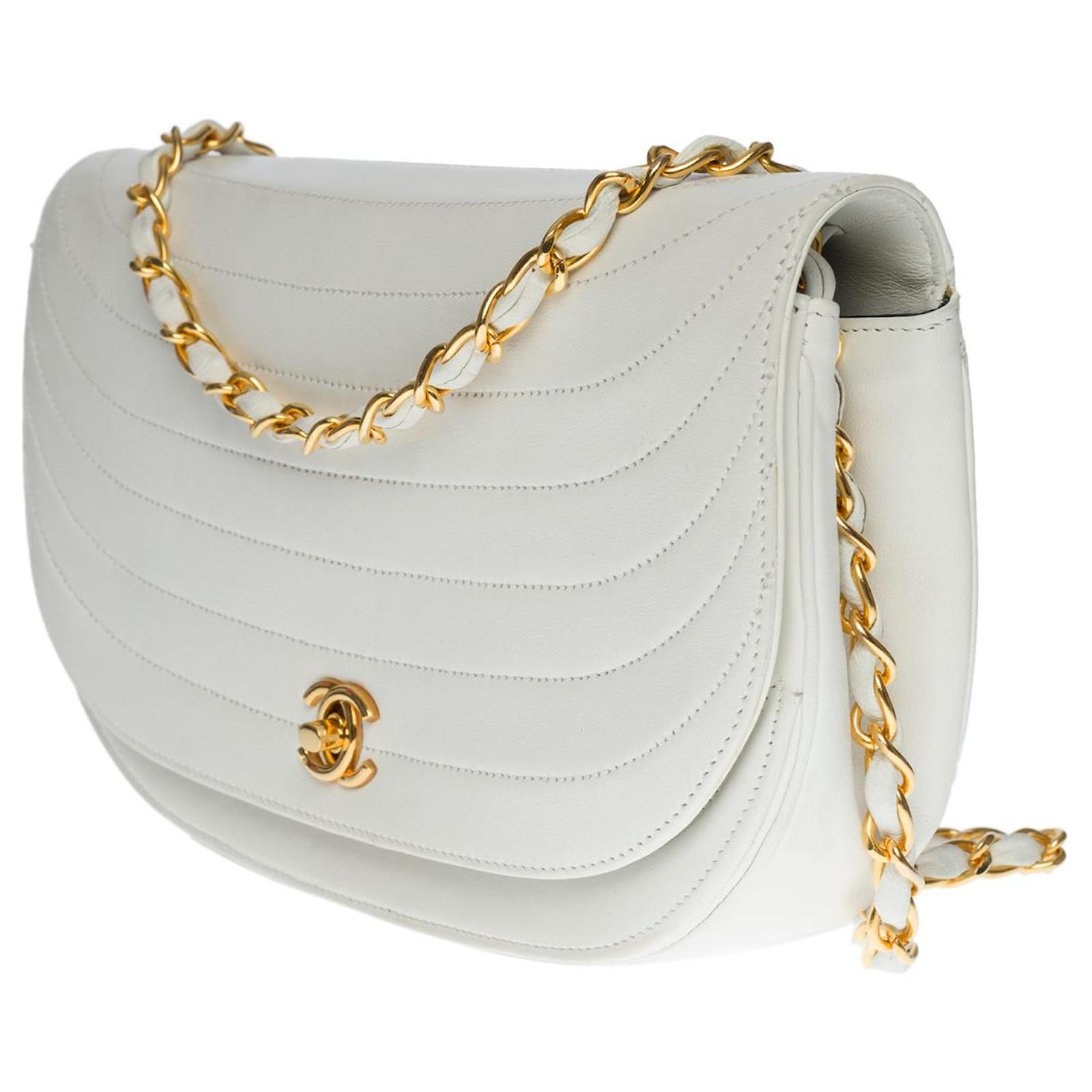 Timeless CHANEL Demi-lune shoulder bag in white leather - 100541 ref.931452  - Joli Closet