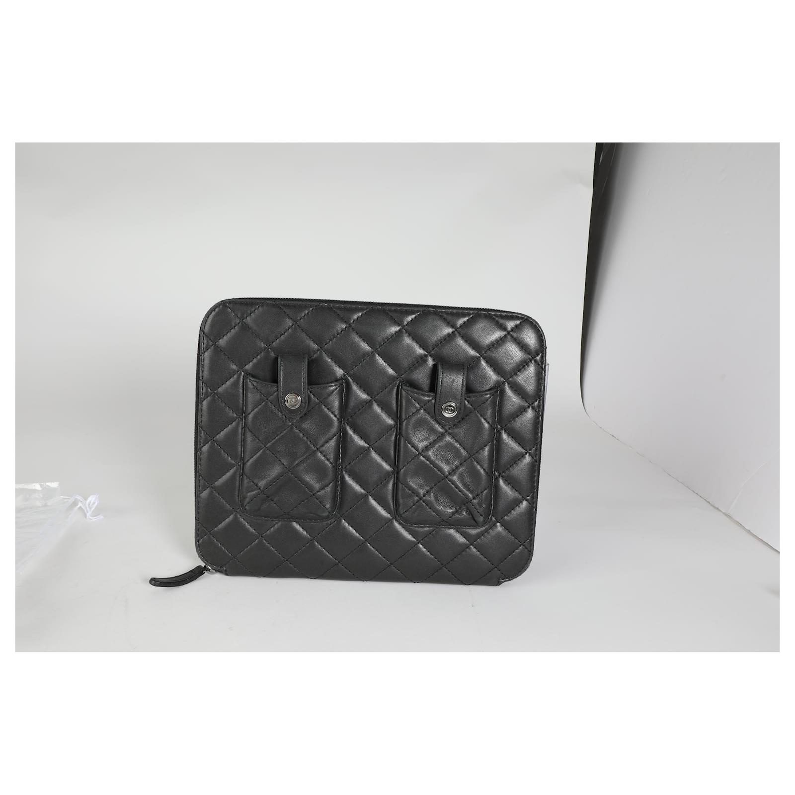 Chanel Black Quilted Lambskin Double Pocket Zip Around iPad Case Leather  ref.932383 - Joli Closet