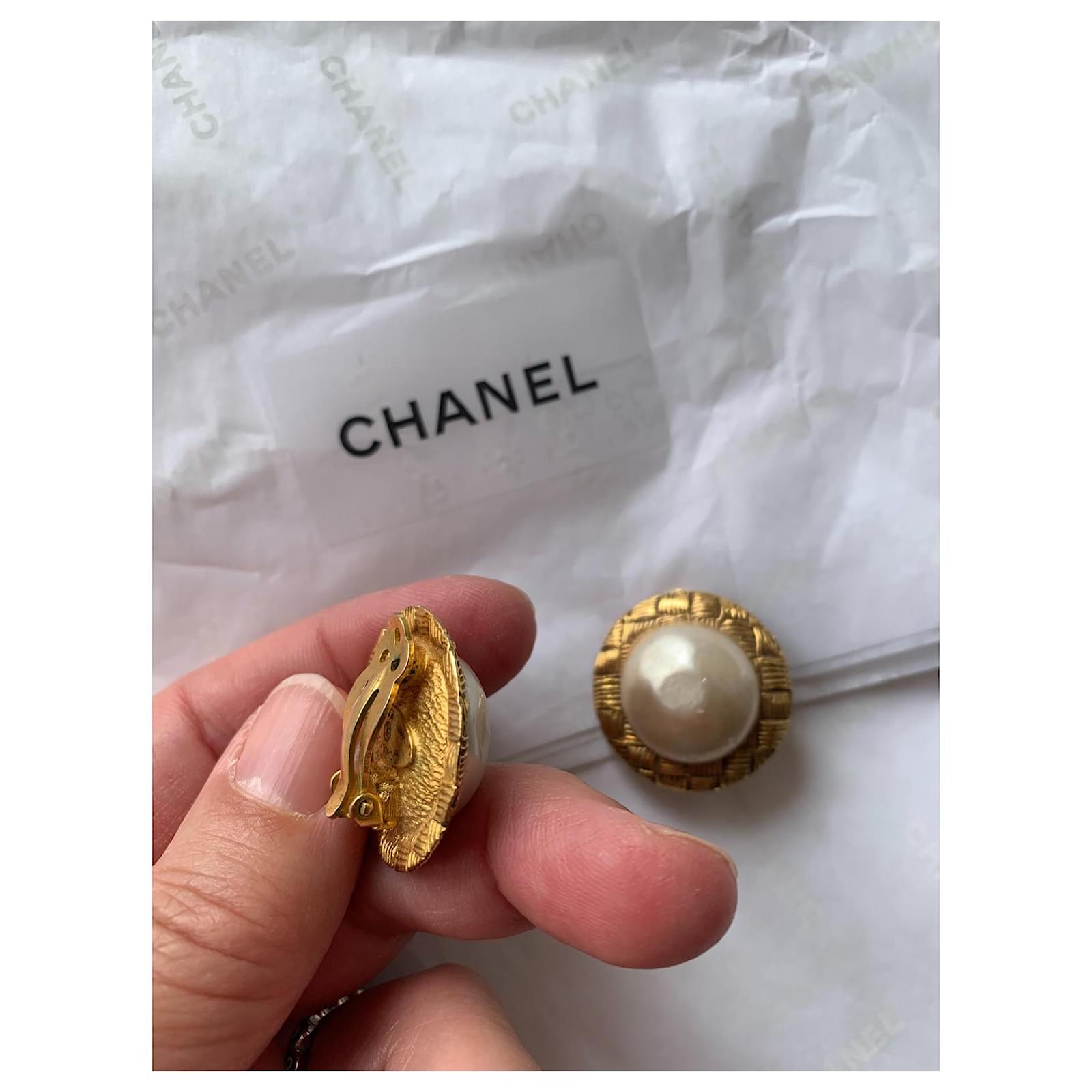 Chanel Earrings Cream Gold hardware Metal Pearl ref.941994 - Joli Closet