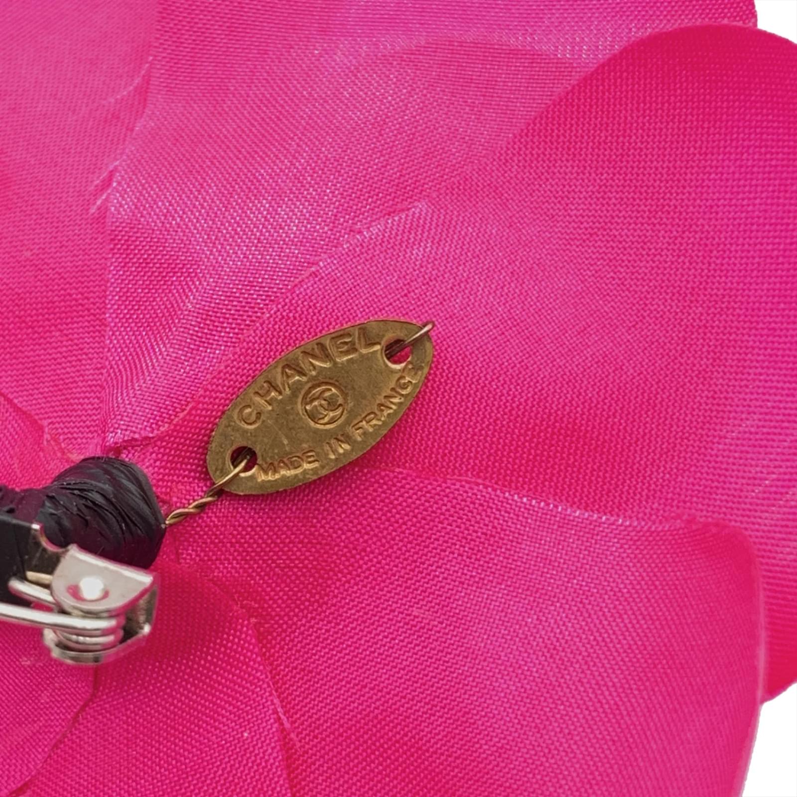 Chanel Vintage Fuchsia Pink Fabric Camellia Camelia Bow Brooch Cloth  ref.944994 - Joli Closet