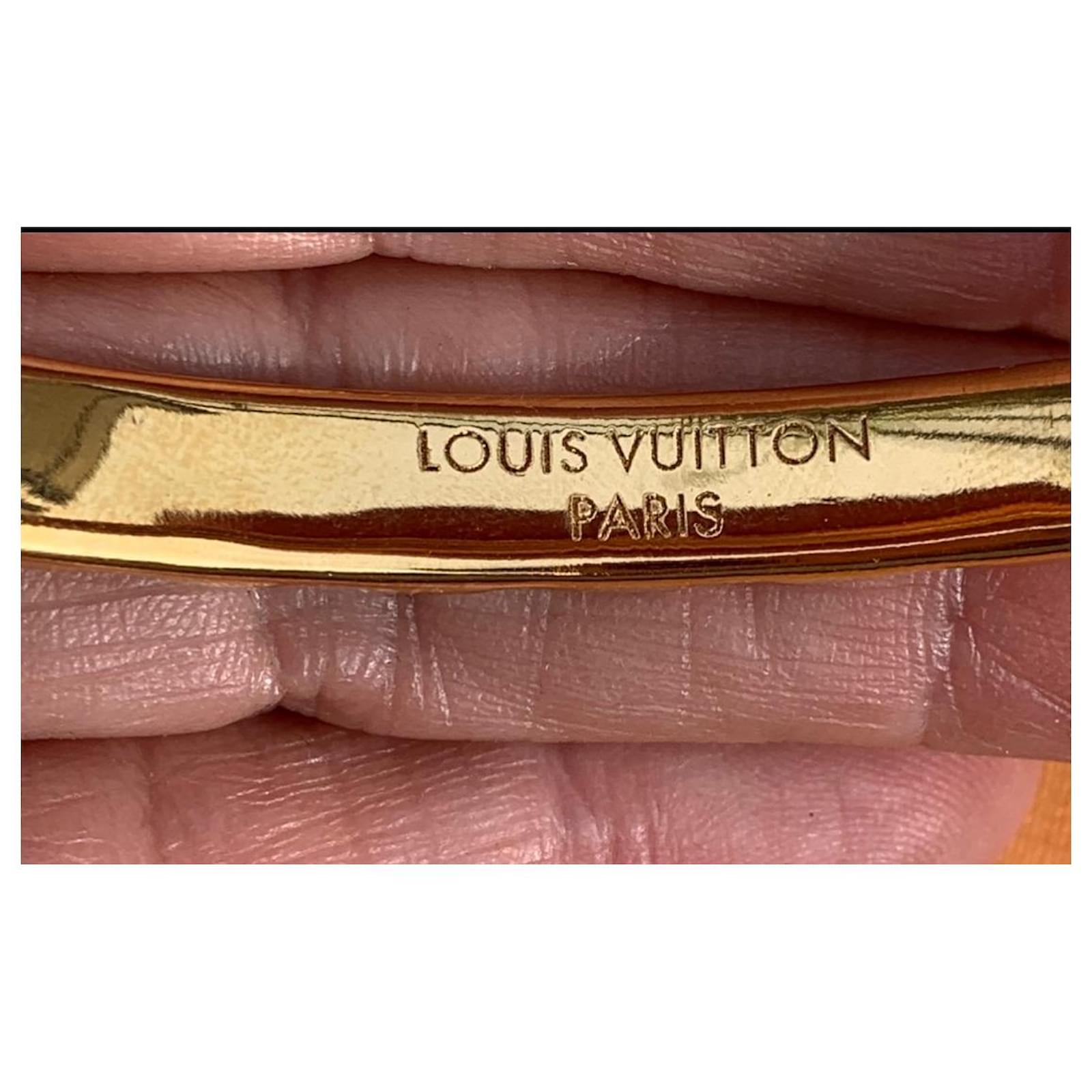 Louis Vuitton Pilow nanogram Gold hardware Metal ref.950635 - Joli