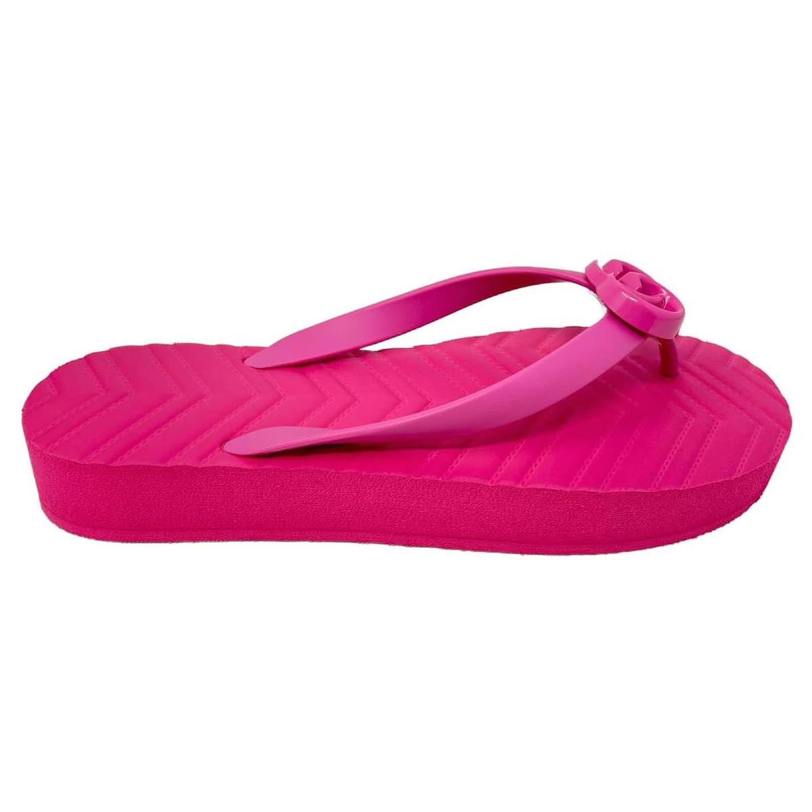 Gucci pink outlet flip flops