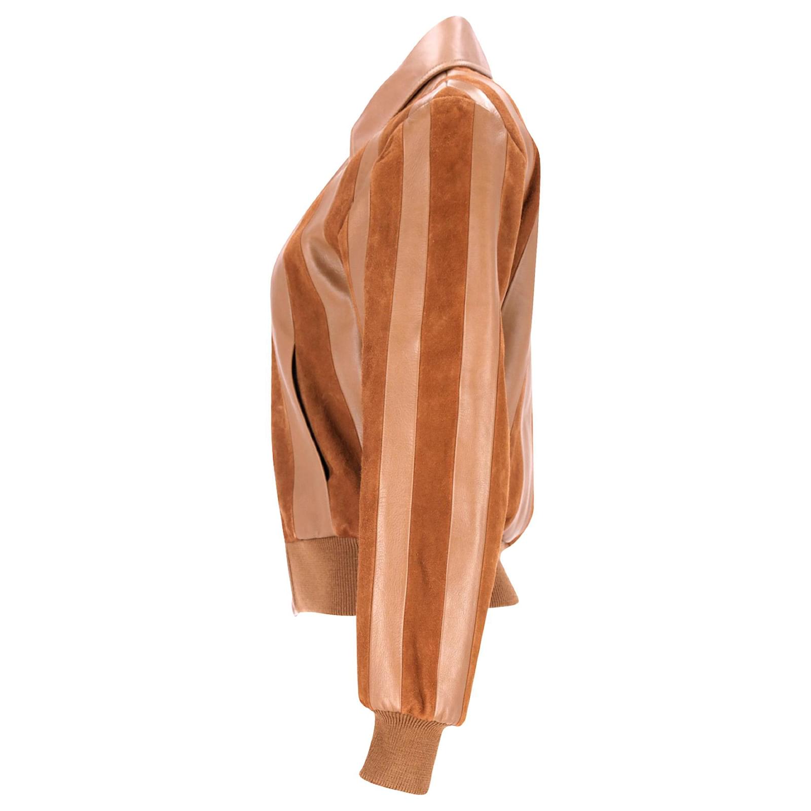 ブルゾン CELINE | MULTI-BUTTON JACKET IN SUEDE CARAMEL 2F426050L.04CA 2EF73494L-18TB_2_FW24_P2_W.tif