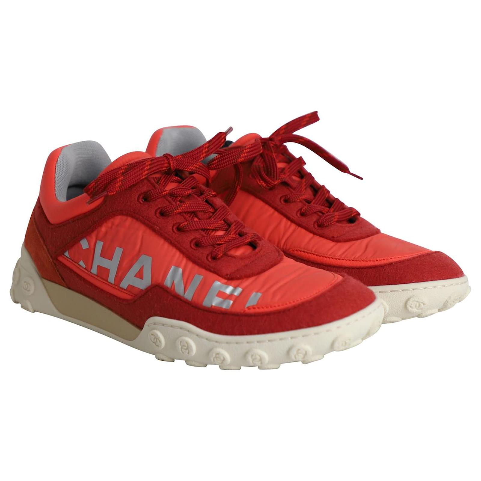 Chanel CC Logo Low Top Sneakers in Red and Neon Orange Leather and Fabric  Multiple colors ref.960347 - Joli Closet